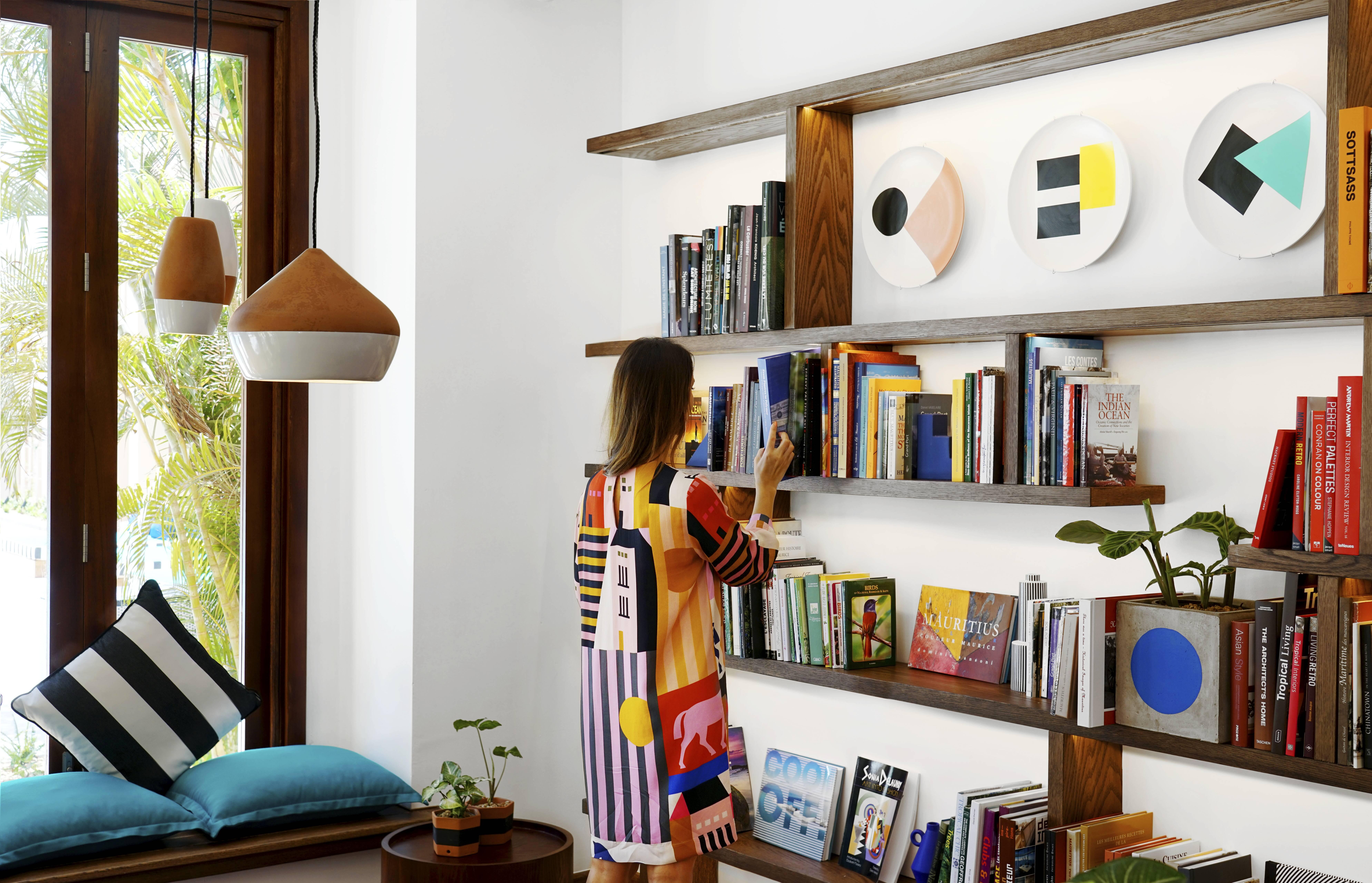 Salt Of Palmar, An Adult-Only Boutique Hotel Belle Mare Exterior foto A woman browsing a bookshelf