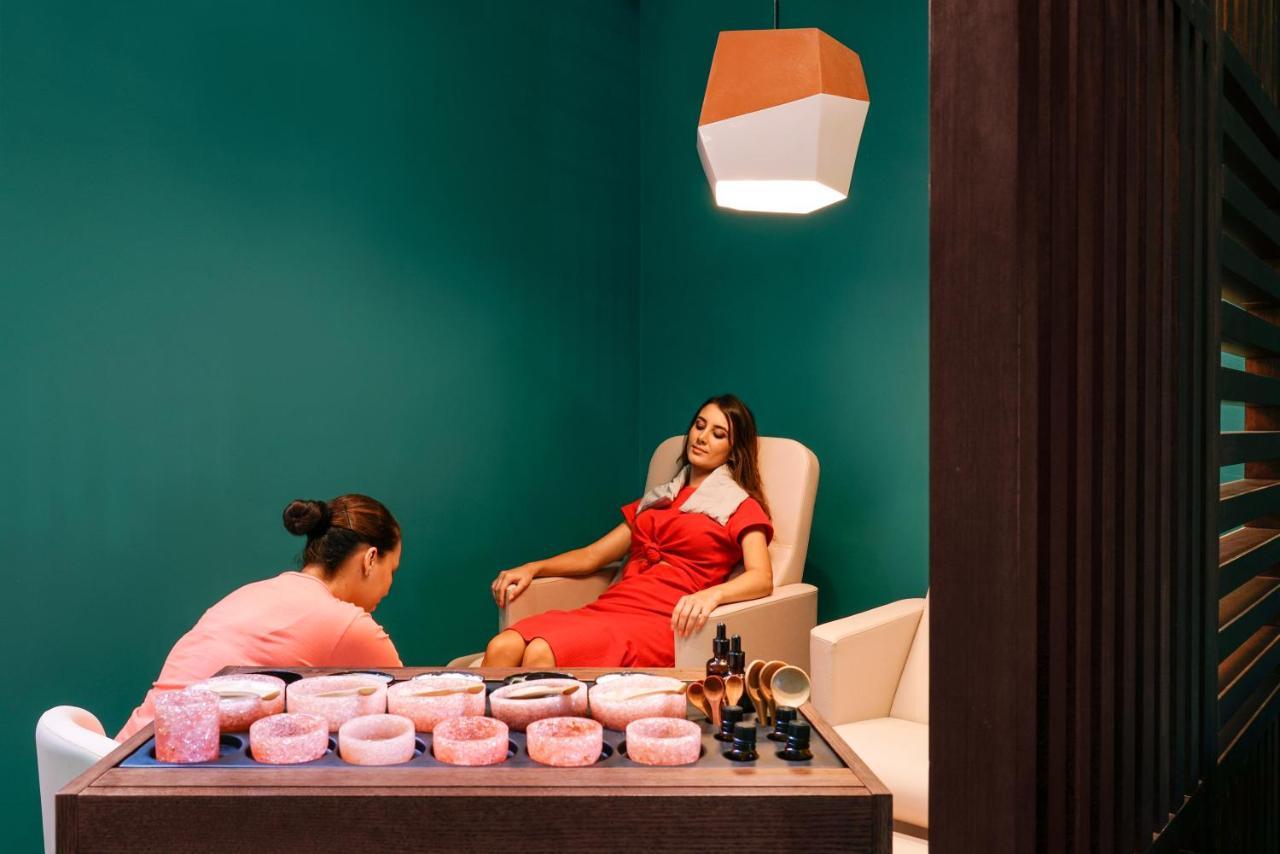 Salt Of Palmar, An Adult-Only Boutique Hotel Belle Mare Exterior foto A woman receiving a foot massage